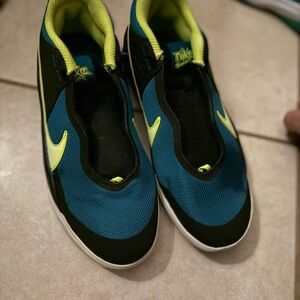 Nike hustle dx su21 Kids Blue and Black Sneakers size 6.5 no laces